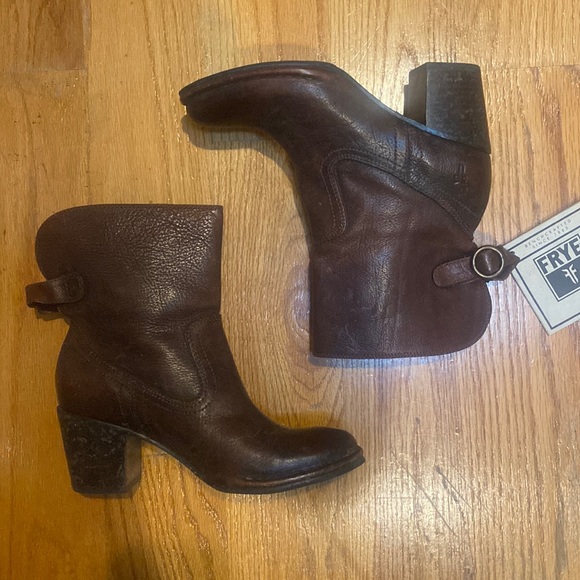 NWT Frye Lucinda Short Reddish Dark Brown Size 6 - Picture 1 of 13